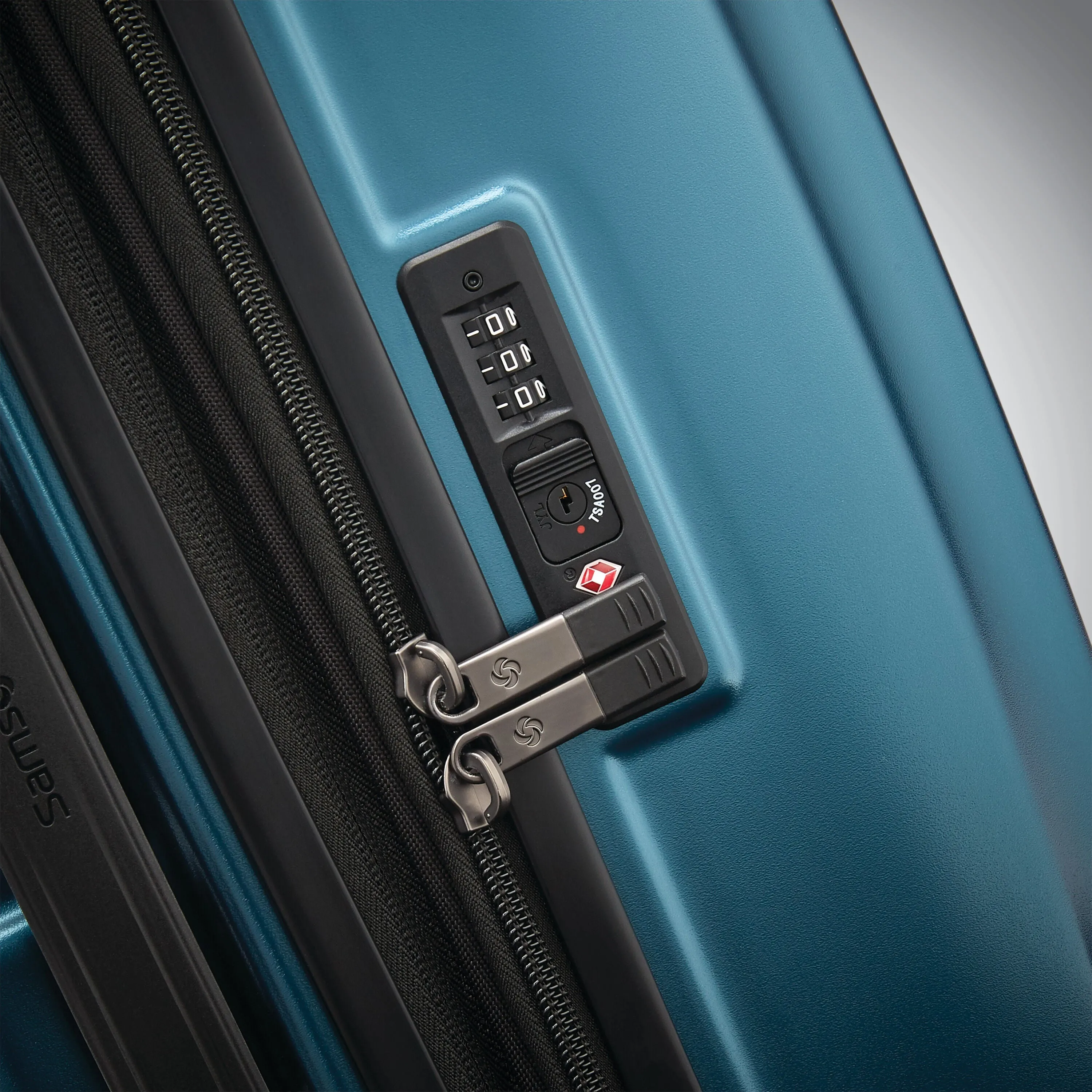Samsonite Octiv Medium Spinner